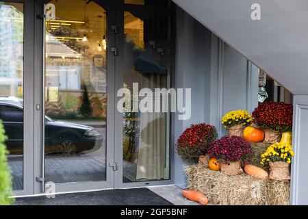 Zucche ed altre decorazioni vicino ad una casa Foto Stock