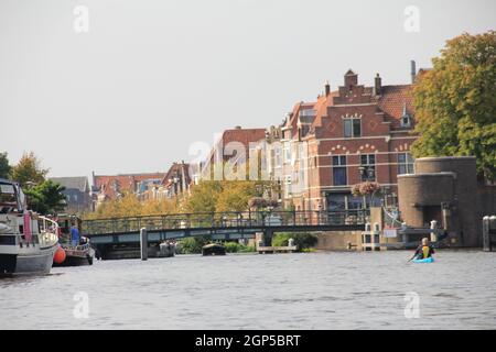 Leiden sul vecchio fiume Reno nei Paesi Bassi Foto Stock