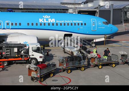 Lavoratori che scaricano bagagli da un aereo KLM all'aeroporto Kastrup di Copenhagen, Copenhagen, Danimarca, Europa Foto Stock