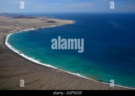 Vista dal Mirador del Bosquecillo fino alla spiaggia di Famara e Famara. Lanzarote, Spagna. Foto Stock