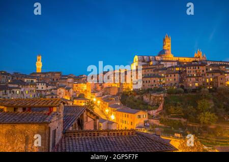 Skyline del centro di Siena in Italia al crepuscolo Foto Stock