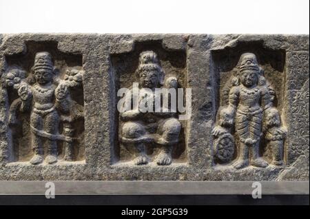 Architrave: Surya, Siva Lakulisa e Vishnu, 26° anno regnale di Dharmapala, ca. 770-810 C.E. trovato a Bodhgaya, Bihar ora esposto nel Museo Indiano Ko Foto Stock