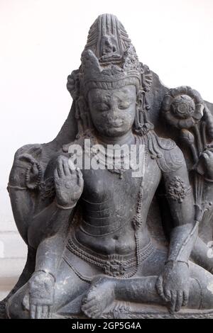 Sei Avalokitesvara armati, dal 10 ° secolo trovato a Nalanda, Bihar ora esposto nel Museo Indiano a Kolkata, Bengala Occidentale, India Foto Stock