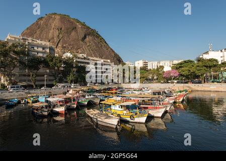 Rio de Janeiro, Brasile - 4 luglio 2016: I pescatori e le navi passeggeri sono ancorati al porto di Piazza Urca. Foto Stock