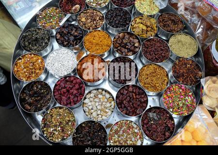 Tipi diversi di spezie ed erbe in ciotole di metallo su un mercato di strada in Kolkata, West Bengal, India Foto Stock