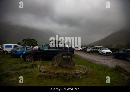 Auto parcheggiate a Wasdale Head Village Green in forte pioggia Foto Stock