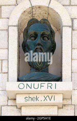 Memoriale di Onufri o Onouphrios di Neokastro ortodosso icona pittore e arciprete di Elbasan nel centro storico di Berat, Albania Foto Stock