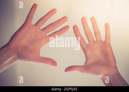 Le giovani mani maschili fanno un gesto di guarigione o di protezione Foto Stock