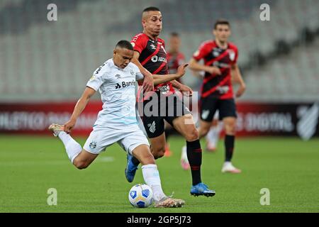 26 settembre 2021; Estádio Joaquim Américo Guimar&#xe3;es, Curitiba, Paraná, Brasile, Brasile A League football, Athletico Paranaense versus Gremio; Nicolas di Athletico come Vanderson di Gr&#xea;mio spara al traguardo Foto Stock