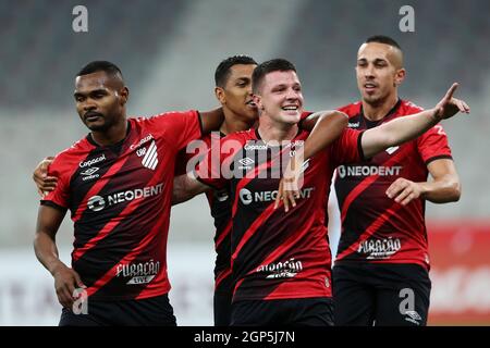 26 settembre 2021; Estádio Joaquim Américo Guimar&#xe3;es, Curitiba, Paraná, Brasile, Brasile A League football, Athletico Paranaense versus Gremio; Renato Kayzer di Athletico, celebra la meta Foto Stock