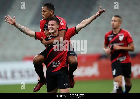 26 settembre 2021; Estádio Joaquim Américo Guimar&#xe3;es, Curitiba, Paraná, Brasile, Brasile A League football, Athletico Paranaense versus Gremio; Renato Kayzer di Athletico, celebra la meta Foto Stock