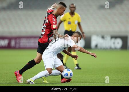 26 settembre 2021; Estádio Joaquim Américo Guimar&#xe3;es, Curitiba, Paraná, Brasile, Brasile A League football, Athletico Paranaense versus Gremio; Richard of Athletico sfida Alisson di Gr&#xea;mio Foto Stock