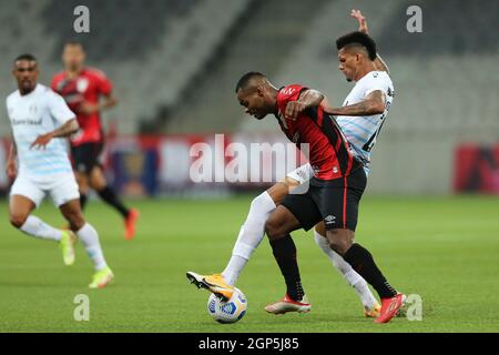 26 settembre 2021; Estádio Joaquim Américo Guimar&#xe3;es, Curitiba, Paraná, Brasile, Brasile A League football, Athletico Paranaense versus Gremio; Nik&#xe3;o di Athletico sfida Rodrigues of Gr&#xea;mio Foto Stock