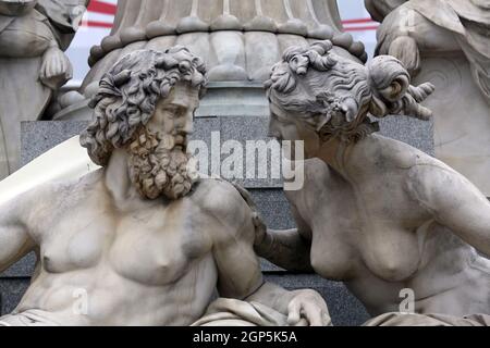 Particolare della fontana Pallas-Athene di fronte al parlamento austriaco, Vienna, Austria. Le sculture rappresentano i fiumi Danubio e locanda. Foto Stock