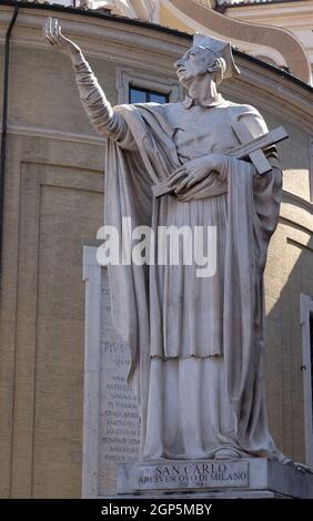 Statua di San Carlo Borromeo di Attilio Selva, Basilica dei Santi Ambrogio e Carlo al Corso, Roma, Italia Foto Stock