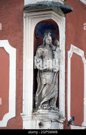 Vergine Maria con Gesù bambino, statua sulla facciata della casa a Ptuj, città sulle rive del fiume Drava, bassa Stiria Regione, Slovenia Foto Stock