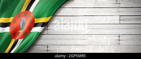 Dominica bandiera su vecchio muro bianco. Banner panoramico orizzontale. Foto Stock