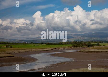 Estuario del fiume Mite, vicino a Ravenglass, Cumbria guardando verso Eskdale Foto Stock