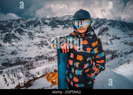 Snowboarder si prepara a scendere dalla montagna. Ritratto di Happy Active Girl godendo bella stazione sciistica invernale Foto Stock