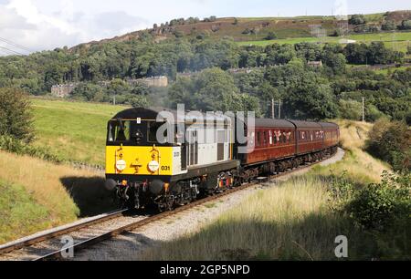 20031 si avvicina a Oakworth su 11.9.21 durante il gala misto KWVR. Foto Stock