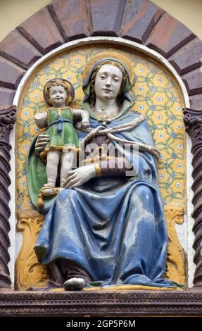 Madonna con il Bambino di Giovanni Della Robbia sul portale di San Barnaba Chiesa di Firenze, Italia Foto Stock