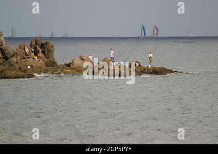 I pescatori e la corsa transatlantica sullo sfondo. Risco Verde. Arinaga. Aguimes. Gran Canaria. Isole Canarie. Spagna. Foto Stock