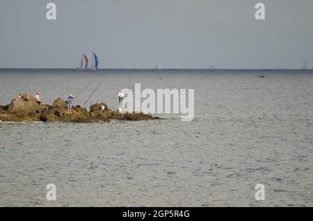 I pescatori e la corsa transatlantica sullo sfondo. Risco Verde. Arinaga. Aguimes. Gran Canaria. Isole Canarie. Spagna. Foto Stock