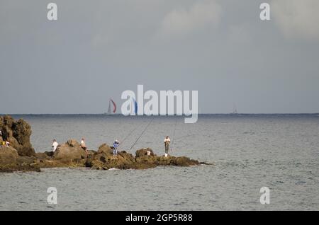 I pescatori e la corsa transatlantica sullo sfondo. Risco Verde. Arinaga. Aguimes. Gran Canaria. Isole Canarie. Spagna. Foto Stock