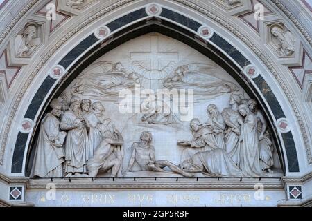 Lunetta scolpita contenente un rilievo del trionfo della Croce, da Giovanni Dupre, sopra la porta centrale della Basilica di Santa Croce (Basilica Foto Stock