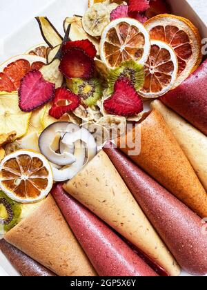 Dolci sani - pelle di frutta e patatine di frutta. Dolce pura pastiglia di frutta in panini. Dolci naturali di frutti di bosco e frutta. Disposizione piatta. Primo piano. Foto Stock