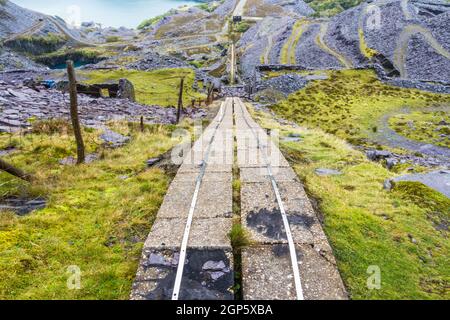 Vista dalla cima del cavo elettrico Dinorwic o Dinorwig Slate Cave sepolto in calcestruzzo, parte della centrale elettrica di stoccaggio pompe. Snowdoni Foto Stock