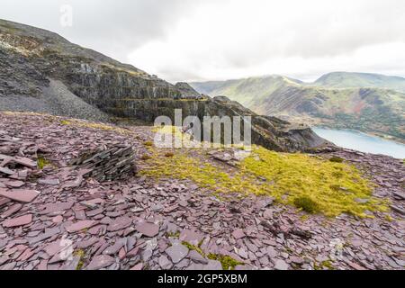 Cave di Dinorwic o di Slate Dinorwig, il lago Llyn Peris e Snowdonia Mountains in background, patrimonio dell'umanità dell'UNESCO. Foto Stock