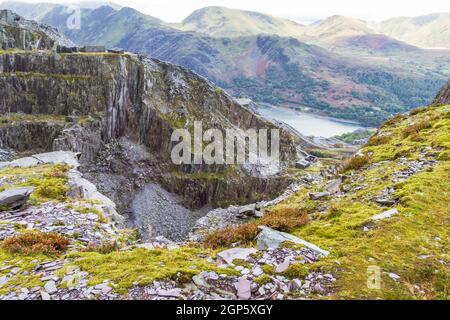 Cave di Dinorwic o Dinorwig Slate, il lago Llyn Peris e Snowdonia montagne sullo sfondo. Ora un'area patrimonio dell'umanità dell'UNESCO, paesaggio. Foto Stock