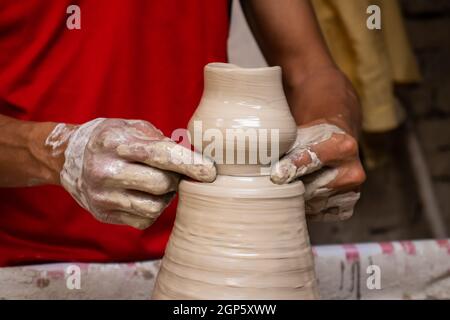 Uomo che fa gli articoli di ceramica sulla ruota dei vasai in un Fabbrica tradizionale nella città di Ráquira situata nel Dipartimento di Cundinamarca in Colombia Foto Stock