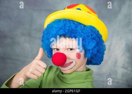 Pagliaccio Del Bambino Con Una Parrucca Multicolore Del Naso Rosso Dentro  Con Le Palle Fotografia Stock - Immagine di feste, pagliaccio: 86540378