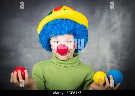 Bambino Bambino Pagliaccio In Parrucca Colorata Facendo Facce