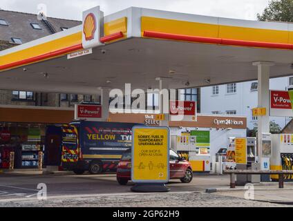 Londra, Regno Unito. 28 settembre 2021. Il segnale "Sorry, Fuel is Temporarily Unavailable" (Spiacenti, carburante temporaneamente non disponibile) viene visualizzato presso un distributore di benzina Shell su Holloway Road mentre la carenza di carburante continua. Molte stazioni hanno esaurito la benzina a causa di una carenza di autotrasportatori legati alla Brexit, insieme all’acquisto di panico. Credit: SOPA Images Limited/Alamy Live News Foto Stock