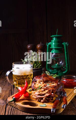 Carne di maiale tirata fuori dal forno con salsa di birra Foto Stock