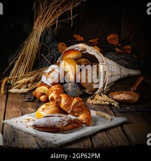 Panini freschi in una cornucopia Foto Stock