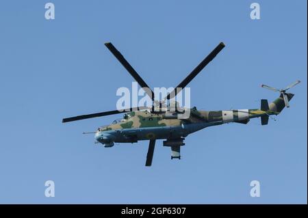 Gli elicotteri militari ucraini visti durante le esercitazioni militari internazionali "Rapid Trident - 2021".sul territorio del Centro Internazionale per il mantenimento della pace e la sicurezza dell'Accademia Nazionale delle forze terrestri, intitolata a Hetman Petro Sahaidachny, comando ucraino-americano e esercitazioni di personale che coinvolgono le truppe "Rapid Trident - 2021", Hanno cominciato il 20 settembre e dureranno fino al 1 ottobre 2021. Ai lavori partecipano soldati di 15 paesi (Ucraina, USA, Germania, Bulgaria, Georgia, Italia, Polonia, Romania, Gran Bretagna e altri). Credit: SOPA Images Limi Foto Stock