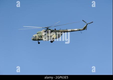 Gli elicotteri militari ucraini visti durante le esercitazioni militari internazionali "Rapid Trident - 2021".sul territorio del Centro Internazionale per il mantenimento della pace e la sicurezza dell'Accademia Nazionale delle forze terrestri, intitolata a Hetman Petro Sahaidachny, comando ucraino-americano e esercitazioni di personale che coinvolgono le truppe "Rapid Trident - 2021", Hanno cominciato il 20 settembre e dureranno fino al 1 ottobre 2021. Ai lavori partecipano soldati di 15 paesi (Ucraina, USA, Germania, Bulgaria, Georgia, Italia, Polonia, Romania, Gran Bretagna e altri). Credit: SOPA Images Limi Foto Stock