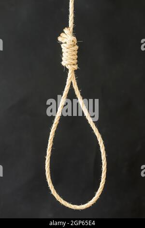 corda annodata per galloni su sfondo nero Foto Stock