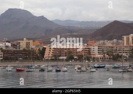 Costa e città di Los Cristianos. Arona. Tenerife. Isole Canarie. Spagna. Foto Stock