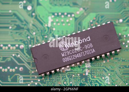 Timisoara, Romania - 12 aprile 2021: Primo piano di una memoria FLASH CMOS Winbond W29C020C-90B 256K x8. Componenti elettronici Foto Stock