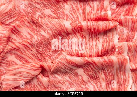 carne giapponese di qualità superiore tagliata a fette di manzo marmorizzato di wagyu come sfondo Foto Stock