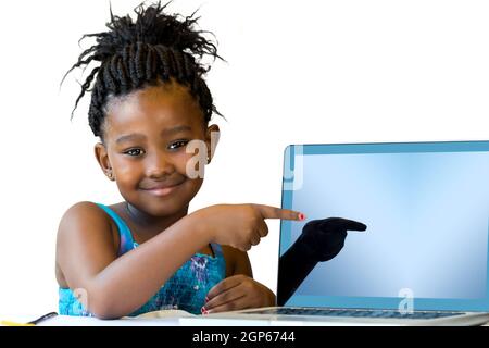 Primo piano ritratto di ragazza africana carina che punta a schermo vuoto laptop.isolato su sfondo bianco. Foto Stock