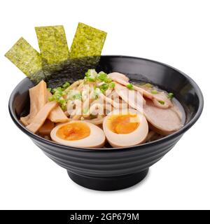 La zuppa asiatica di tagliatelle di ramen con uova, maiale, germogli di bambù e alghe in ciotola è isolata su sfondo bianco, stile giapponese Foto Stock