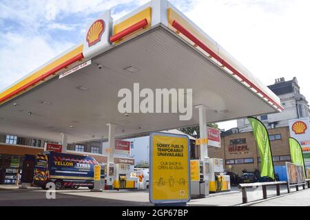 Londra, Regno Unito. 28 settembre 2021. Il segnale "Sorry, Fuel is Temporarily Unavailable" (Spiacenti, carburante temporaneamente non disponibile) viene visualizzato presso un distributore di benzina Shell su Holloway Road mentre la carenza di carburante continua. Molte stazioni hanno esaurito la benzina a causa di una carenza di autotrasportatori legati alla Brexit, insieme all’acquisto di panico. (Foto di Vuk Valcic/SOPA Images/Sipa USA) Credit: Sipa USA/Alamy Live News Foto Stock