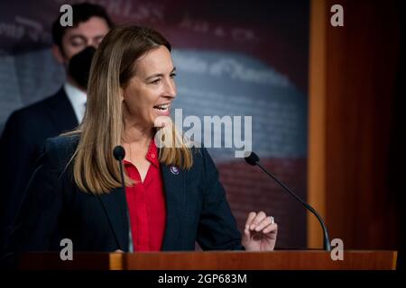 Washington, Stati Uniti d'America. 28 settembre 2021. Il rappresentante degli Stati Uniti Mikie Sherrill (democratico del New Jersey) offre osservazioni durante una conferenza stampa sull'inclusione della legislazione sul credito d'imposta solare nella legge di riconciliazione, al Campidoglio degli Stati Uniti a Washington, DC, martedì 28 settembre 2021. Credit: Rod Lammey/CNP/Sipa USA Credit: Sipa USA/Alamy Live News Foto Stock