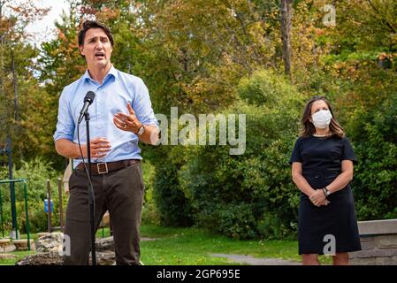 Il primo Ministro Justin Trudeau parla come Vice P.M.Chrystia Freeland guarda all'Eva James Memorial Community Center di Kanata. Foto Stock